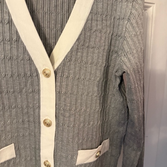 Adrianna Papell Cable Knit Cardigan Gray white trim gold buttons Sz M NWOT - Picture 9 of 9